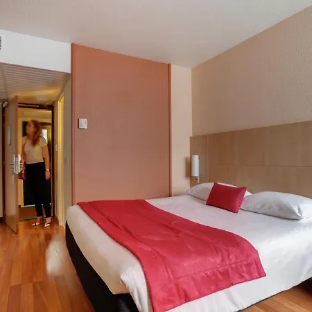 昂热中心酒庄宜必思酒店