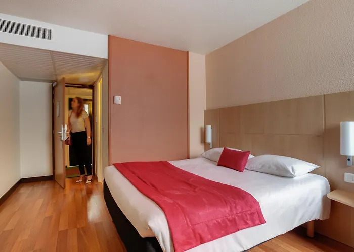 昂热中心酒庄宜必思酒店