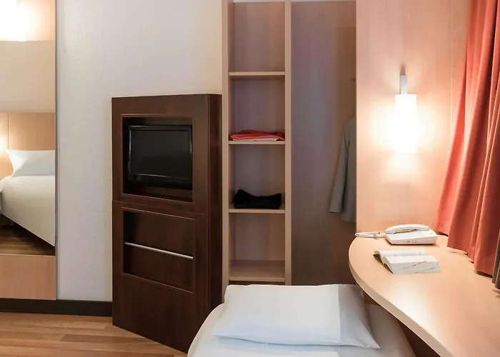 昂热中心酒庄宜必思酒店